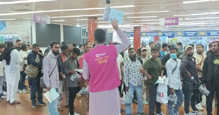 লিবিয়া থেকে ফেরা বাংলাদেশি নাগরিকরা